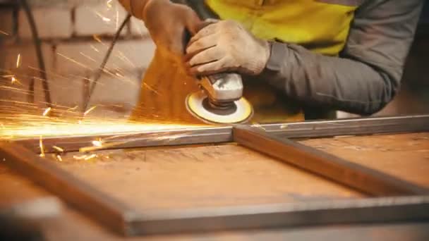 Trabalhador Homem Moendo Costuras Quadro Ferro — Vídeo de Stock