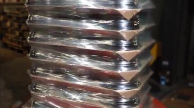 Polyethylene Bantlı Mühürlü Çelik Disklerin Yüklediği Tahta Palet Paketleme