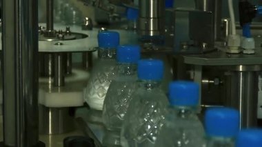 Plastik Şişeler Taşıyıcı boyunca ilerler 