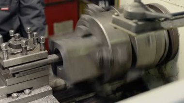 Döküm Demir Parçalar Torna Üzerinde İşleniyor