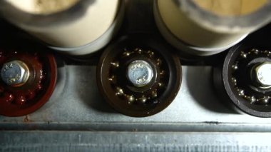 Mekanik Aygıtta Metal Parçalarının Dönüşü. Üretim Kiremitlerindeki Taşımacılık Dönme Mekanizması 