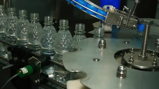 Las Botellas Plástico Mueven Largo Cinta Transportadora Retuercen — Vídeo de stock