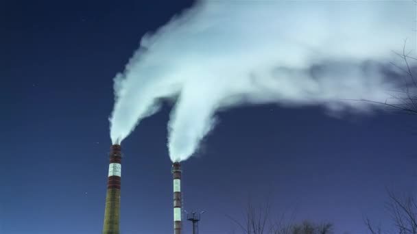 Fumar Chaminés Contra Noite Céu Estrelas Poluição Ambiente — Vídeo de Stock