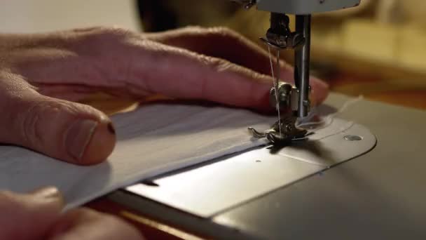 缝纫机裁缝缝制自制医疗面罩 — 图库视频影像
