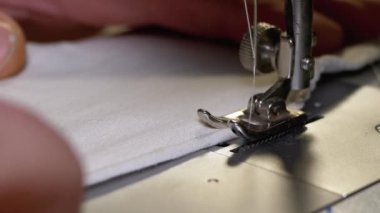 Dikiş Makinesinde Terzi Ev Yapımı Tıbbi Maske Dikiyor 