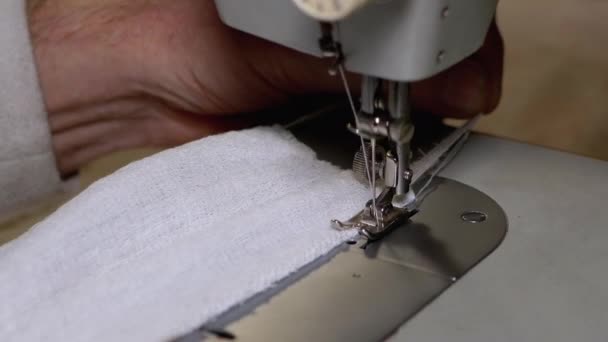 缝纫机裁缝缝制自制医疗面罩 — 图库视频影像