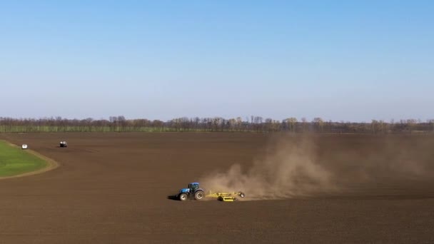 Uprawa Ścierniwa Zbiorach Dużym Niebieskim Nowoczesnym Ciągnikiem Agregowanym Sprzętem — Wideo stockowe