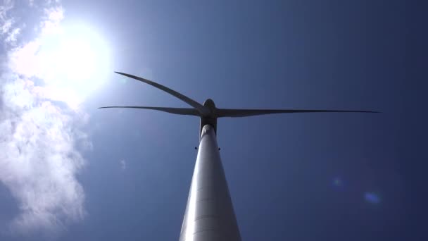 Vista Hacia Arriba Una Turbina Viento Con Fondo Cielo — Vídeo de stock