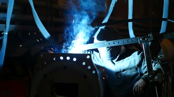 黑暗中的工人焊缝金属 — 图库视频影像