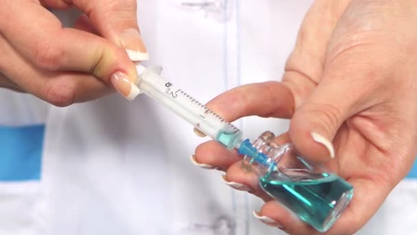 Doktor Enjeksiyon Aşısı Ediniyor Ayrı Beyazlar — Stok video