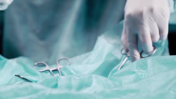 Doktor Bir Kapanış Operasyonu Gerçekleştiriyor Doktor Cımbızla Cımbız Tutuyor — Stok video