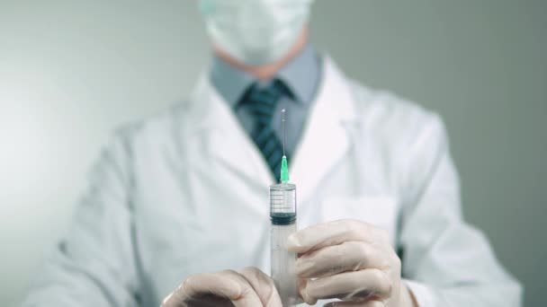 白衣戴面具的医生准备用注射器注射药物 — 图库视频影像