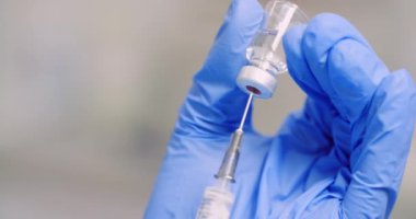 El Tutma Şırıngası ve Aşıyı Laboratuvarda Yakın Çekim 