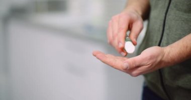 İnsan Antibakteriyel jel ile elleri dezenfekte ediyor