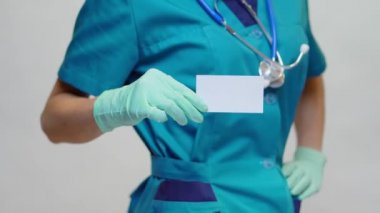 Koruyucu Maske ve Eldiven Giyen Doktor Hemşire Kadın Boş İş Kartı Gösteriyor