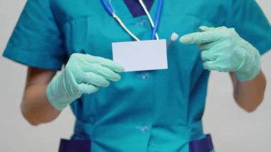 Koruyucu Maske ve Eldiven Giyen Doktor Hemşire Kadın Boş İş Kartı Gösteriyor 