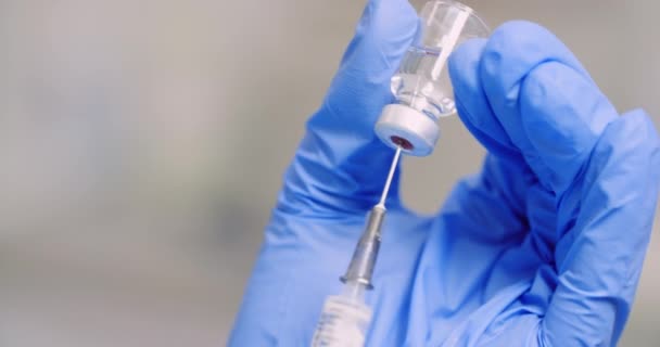 Extreme Close Van Handbediende Spuiten Vaccins Het Laboratorium — Stockvideo