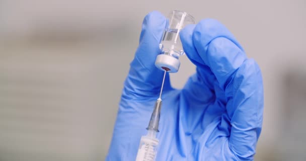 Extrem Närbild Hand Holding Spruta Och Vaccin Handen Laboratoriet — Stockvideo