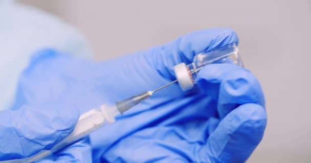 手に握る注射器とワクチンを研究室で極端に閉じる — ストック動画