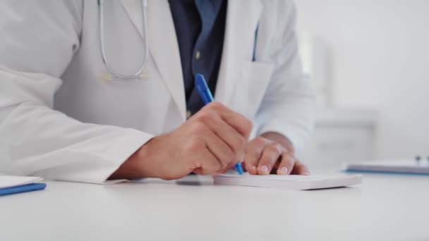 Vídeo Mano Muestra Médico Escribiendo Prescripción Tomando Soborno — Vídeos de Stock