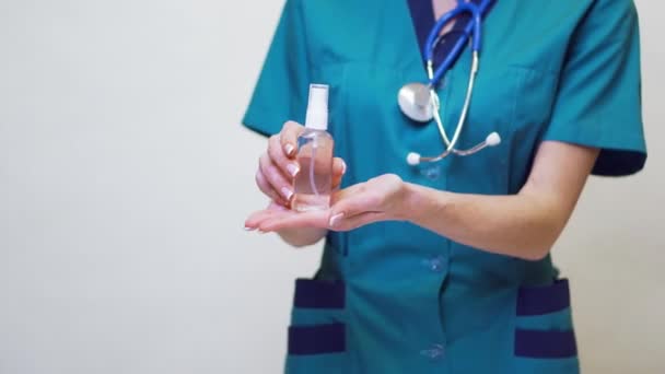 Medische Arts Verpleegkundige Dragen Beschermende Masker Holding Fles Van Ontsmetten — Stockvideo