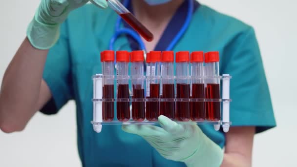 Orvos Nővér Viselő Védő Maszk Latex Kesztyű Holding Blood Test — Stock videók