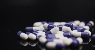 İlaç Eczanesi Konsepti - Siyah Arkaplan 'da Antibiyotik Dönüşümlü Aşırı Yakın Haplar