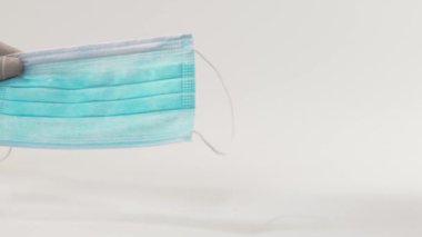 Tıbbi Eldiven Giyen Hemşire Hasta Tıbbi Maske Kapanışı Verdi. Doktor tıbbı aktarıyor.