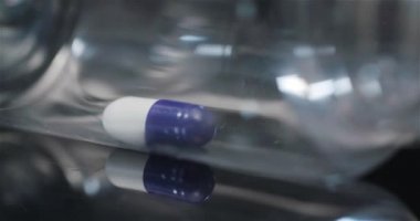 Siyah Arkaplanda Dönen Küçük Şişedeki Tek Tıbbi İlaç 