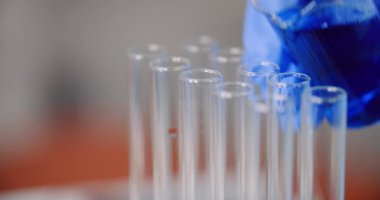 Bilimadamı Araştırma Tüpüne Sıvı Döküyor