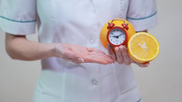 Nutritionist Doctor Hälsosam Livsstil Koncept Hålla Apelsinfrukt Och Väckarklocka — Stockvideo