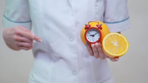Beslenme Uzmanı Doktor Sağlıklı Yaşam Tarzı Konsepti Turuncu Meyve Alarm — Stok video