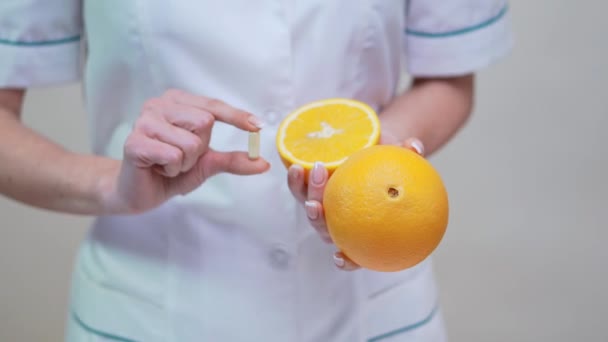 Ernährungswissenschaftlerin Doktor Gesunder Lebensstil Konzept Vitaminpille Und Orangenfrüchte — Stockvideo