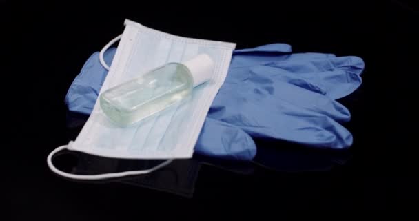 Beschermende Masker Geïsoleerd Zwarte Achtergrond Roterend Medische Masker Beschermende Handschoenen — Stockvideo