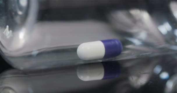 Singola Pillola Medica Piccola Bottiglia Rotante Sfondo Nero — Video Stock