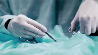 Cerrah Doktor Bisturiyle Kesim Yapıyor. Operasyonu Doktor gerçekleştiriyor.