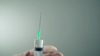 Bir Doktorun Elindeki Şırınga Hastaya Enjekte Etmeye Hazırlanıyor