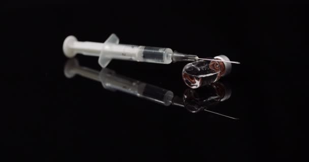 黒の背景に注射器と薬 Isolated — ストック動画