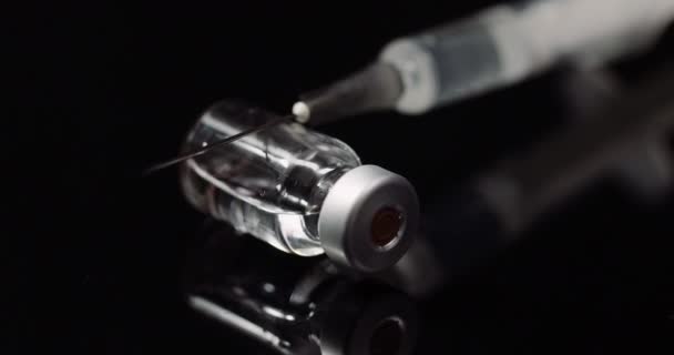 Шприц Лекарства Черном Фоне Изолированы — стоковое видео