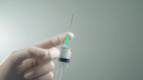 医者の手の中に薬を注射しなさい 病院での病気の治療 — ストック動画