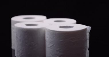 Siyah Arkaplanda İzole edilmiş Tuvalet Kağıdı Dönüyor 