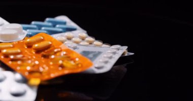 Çeşitli Tıbbi Haplar Kara Arkaplan İlaç Endüstrisi 