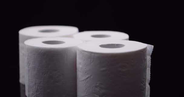 Toiletpapier Geïsoleerd Zwarte Achtergrond Draaiend — Stockvideo