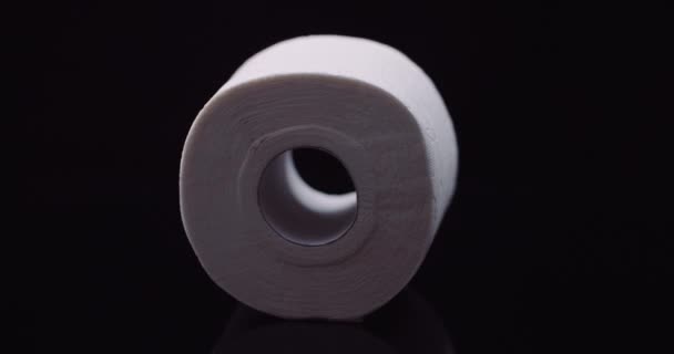 Туалетная Бумага Изолированы Черном Фоне Вращение — стоковое видео