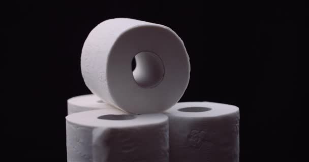 Toiletpapier Geïsoleerd Zwarte Achtergrond Draaiend — Stockvideo