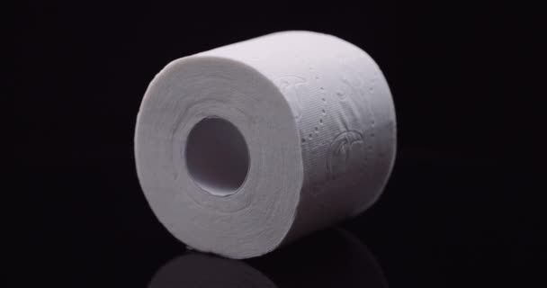 Toilettenpapier Isoliert Auf Schwarzem Hintergrund Rotierend — Stockvideo