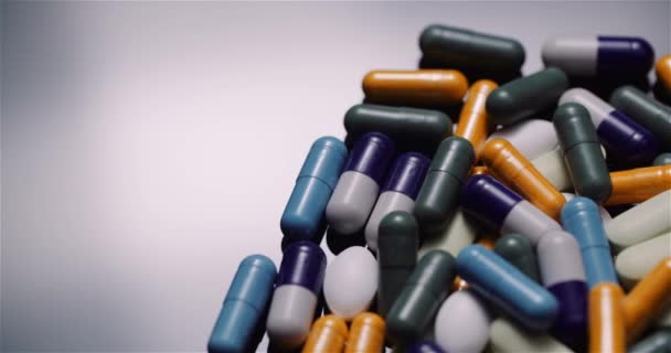 Olika Medicinska Piller Droger Svart Bakgrund Farmaceutisk Industri — Stockvideo