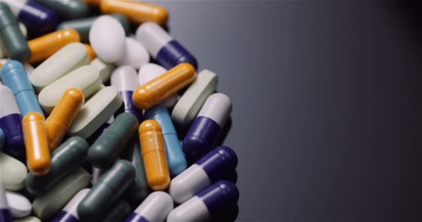 Olika Medicinska Piller Droger Svart Bakgrund Farmaceutisk Industri — Stockvideo