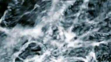 Su Sıçratan Parçacıkların Videosu