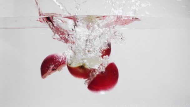 アップルはゆっくりと水の中に落ちる — ストック動画